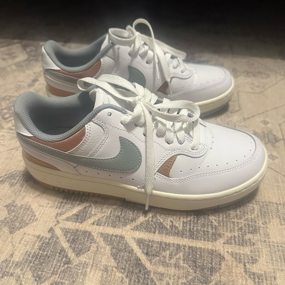 Nike Sneakers Women’s Size 8 - Picture 4 of 4